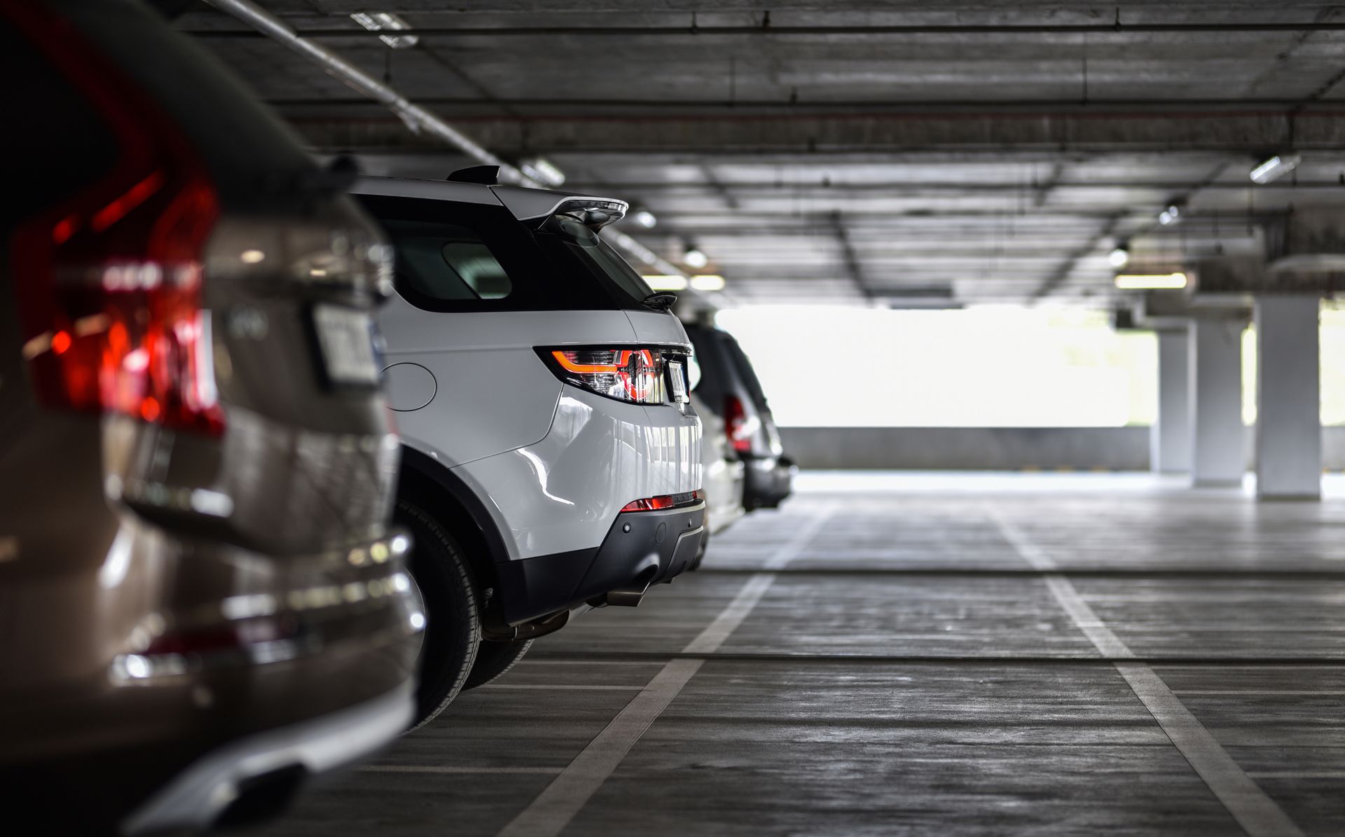 Parking voiture blanche