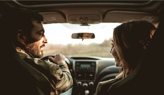 Comme Hugo et Nadia, voyagez librement et payez uniquement le jour où vous vous déplacez