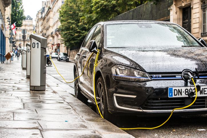voiture-electrique-charge-paris